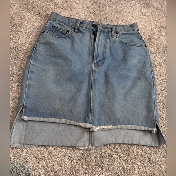 Uneven raw hem jean skirt - Picture 2 of 5